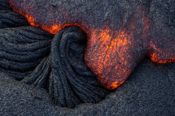 How Does a Pahoehoe Lava Flow Form and Transition?