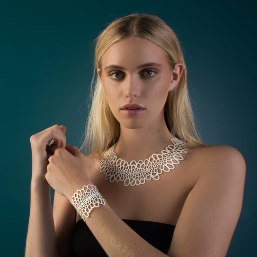 sinuate necklace